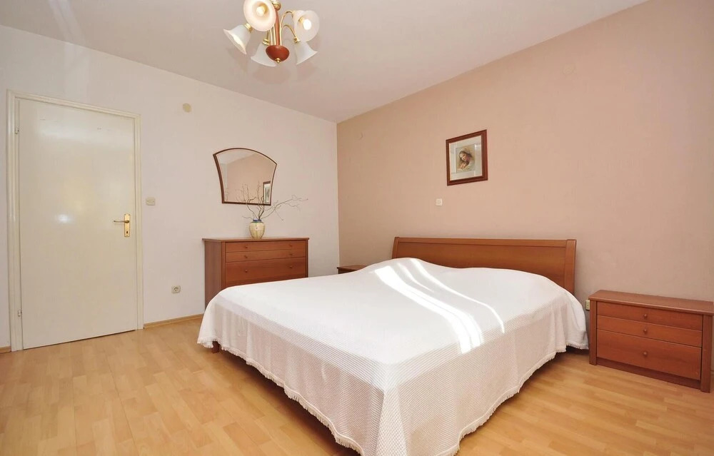 Amazing Apartment in Pucisca With 3 Bedrooms and Wifi