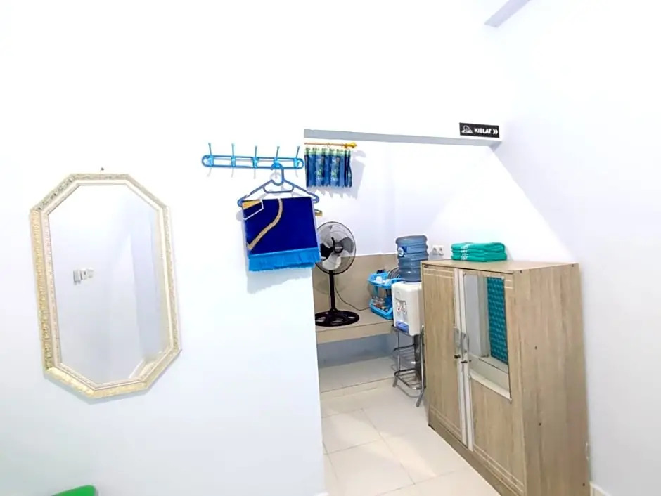 RedDoorz Syariah at Penginapan Queen Sungai Penuh