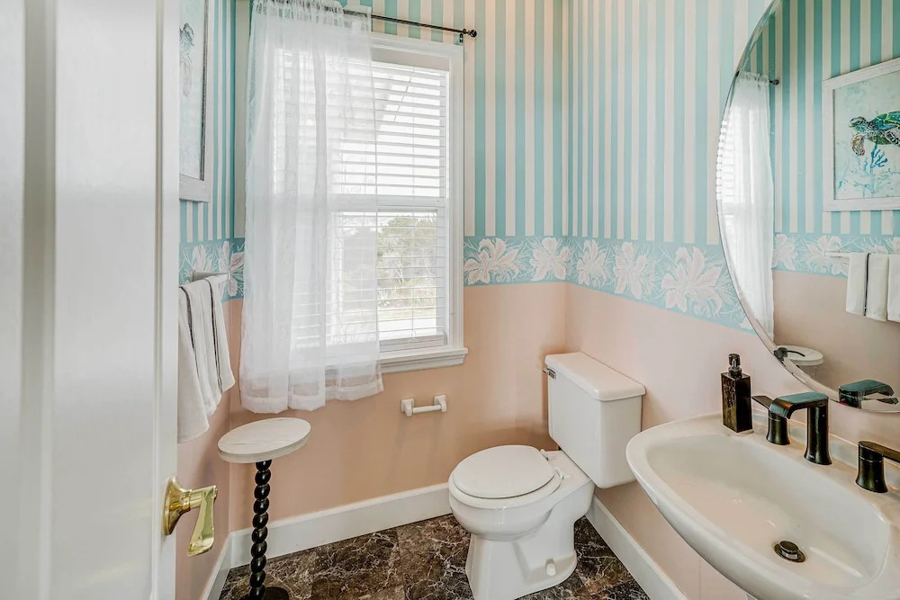 Grand Seaside Escape w/ Direct Beach Access!