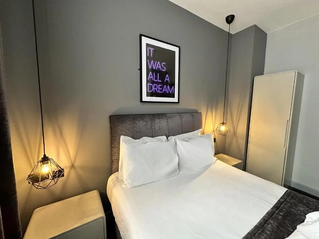 Hotel 105