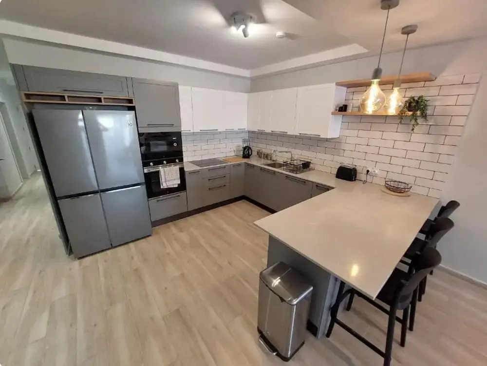 Modern 3BR Apt With Large Balcony