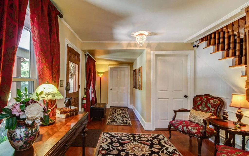 Twin Oaks Inn