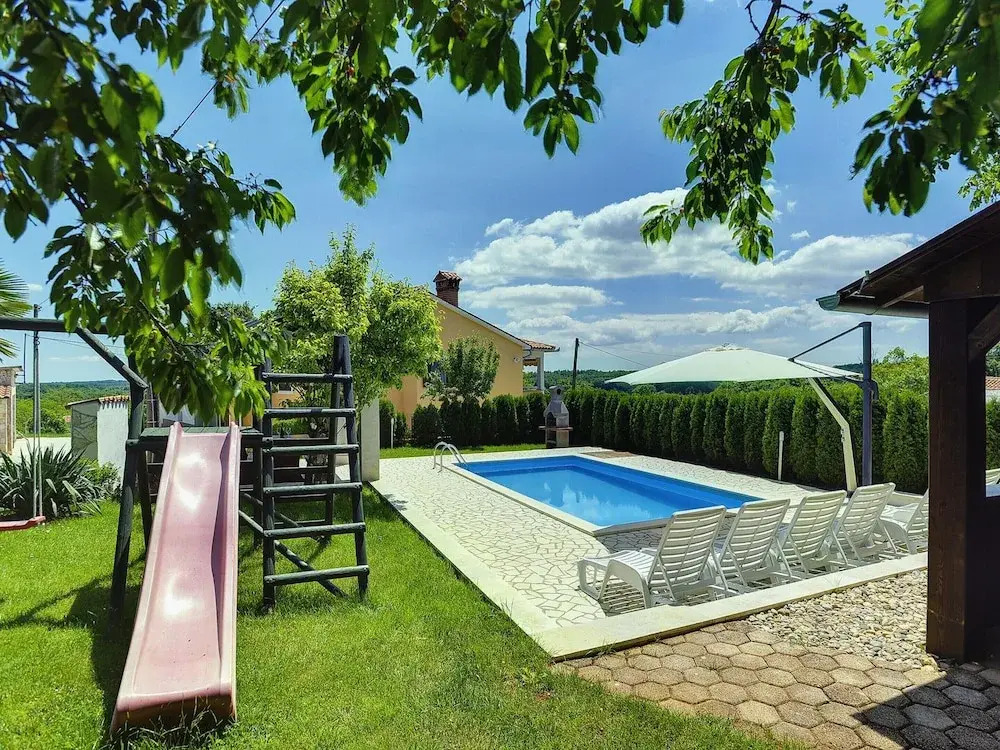 Villa in Bak i with Pool and Playground
