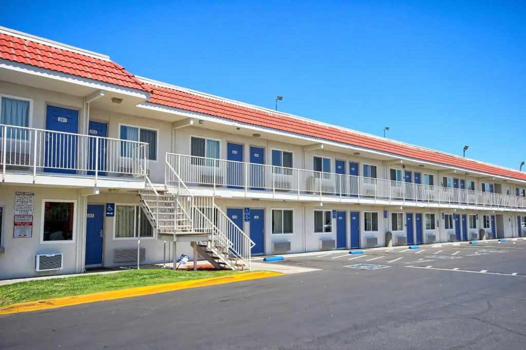Motel 6 Fresno - Blackstone South
