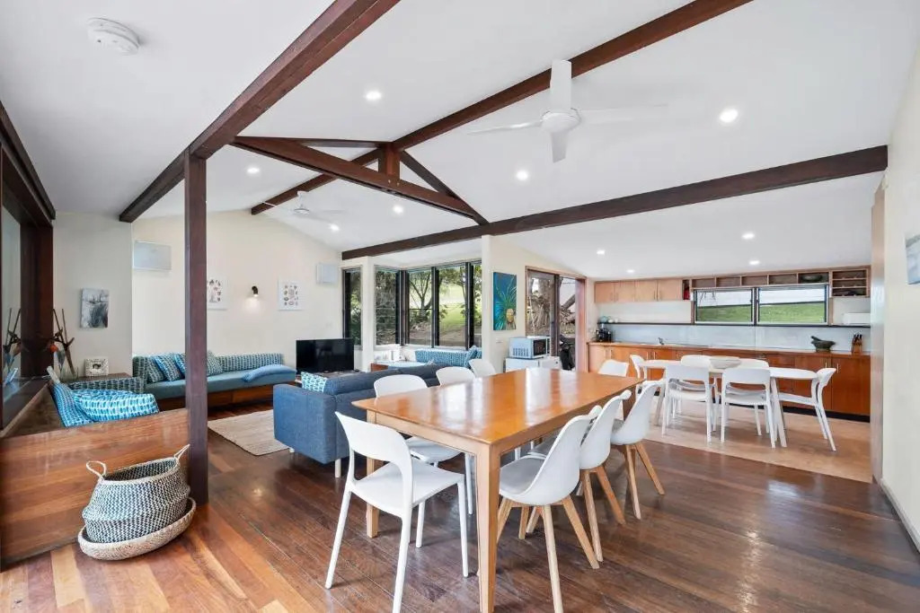 Laguna Beach House by Discover Stradbroke