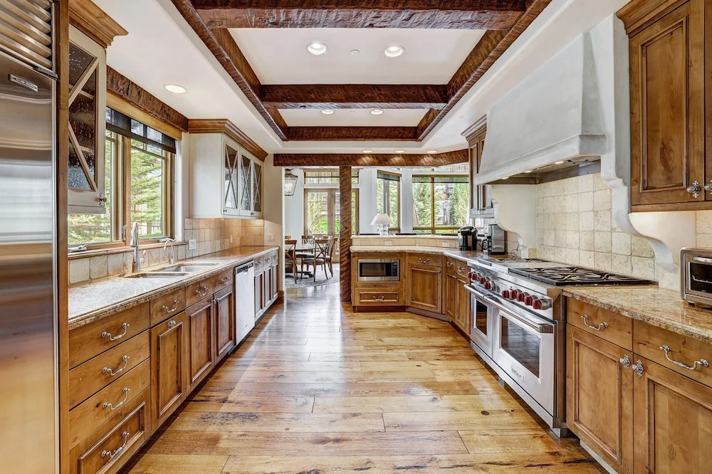Refined 5 BR Private Home with Private Hot Tub by RedAwning