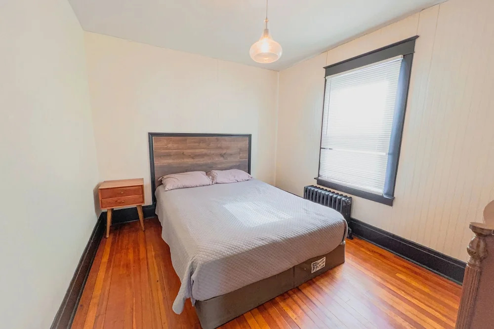 The Pub with Private Yard & Parking, Near the Falls & Casino by Niagara Hospitality