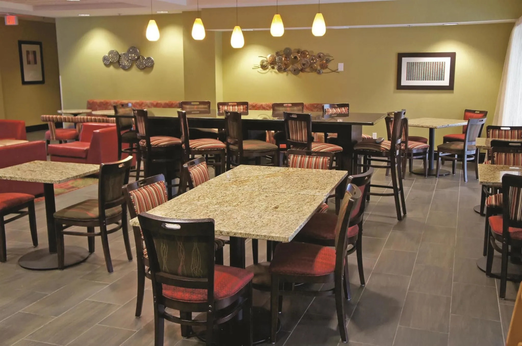 La Quinta Inn & Suites St. Louis Airport - Riverport