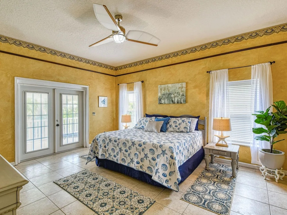 Snowbird Availability! Ocean Street By Beach 4 Bedroom Home