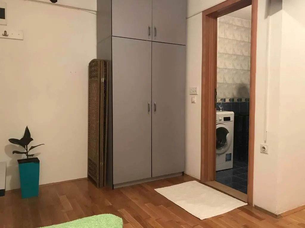 Regina's Park Studio Apartment