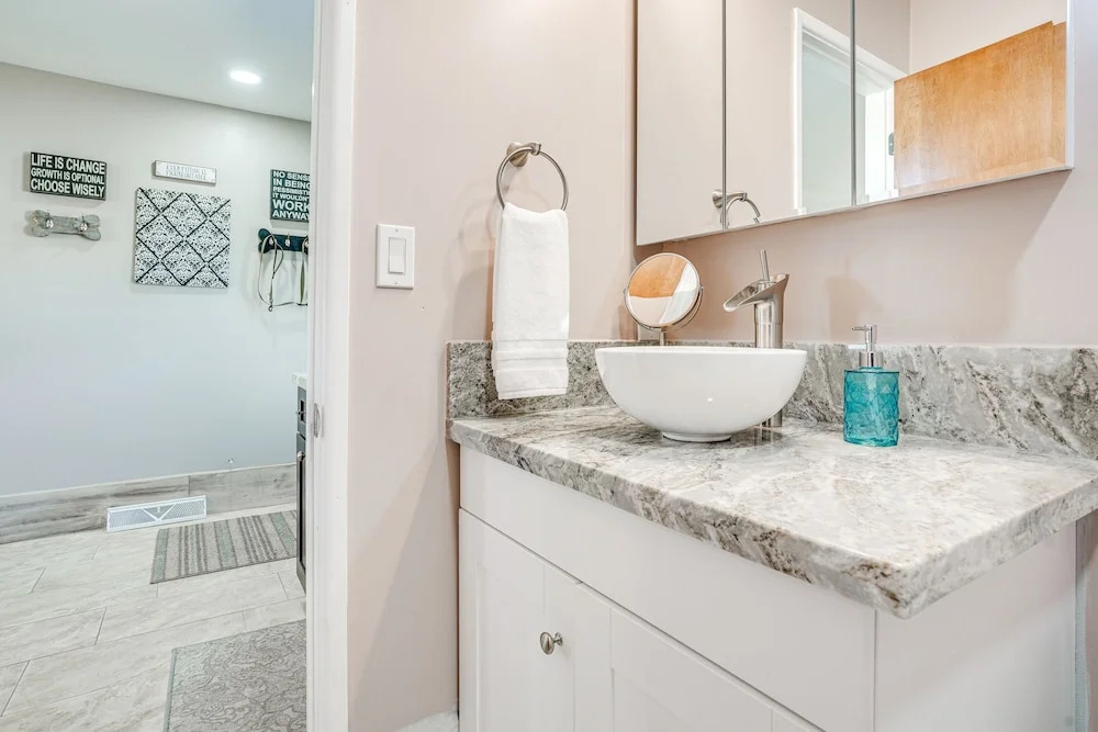 1 Mi to Dtwn: Scenic Prescott Hillside Retreat!