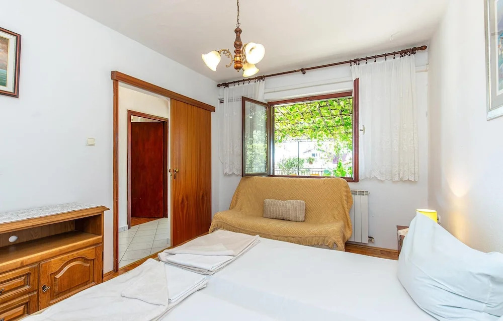 Beautiful apartment in Novi Vinodolski w/ 2 Bedrooms