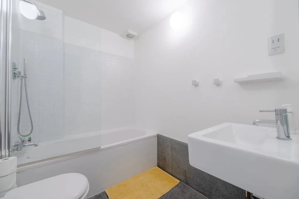 Stylish & Light Victorian 2BD Flat - Holland Park