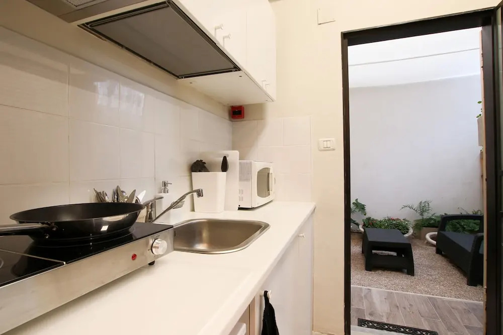Modern Central Studio 5 min to Beach