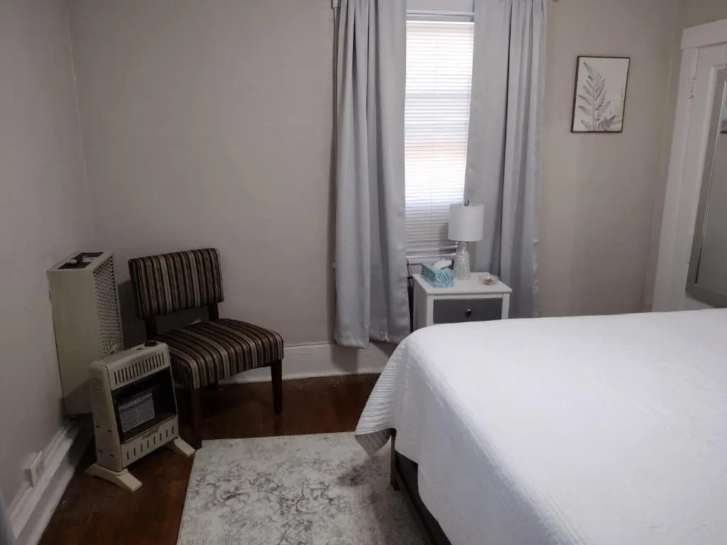 Cherry Street Vintage Apartment-Free Parking!