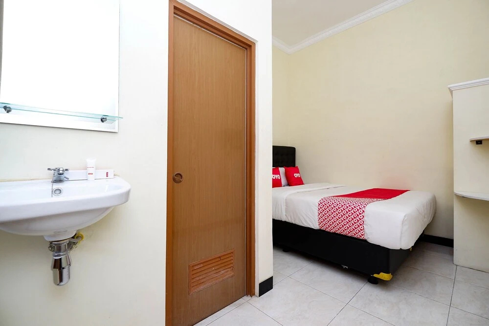 Santana Guest House by OYO Rooms