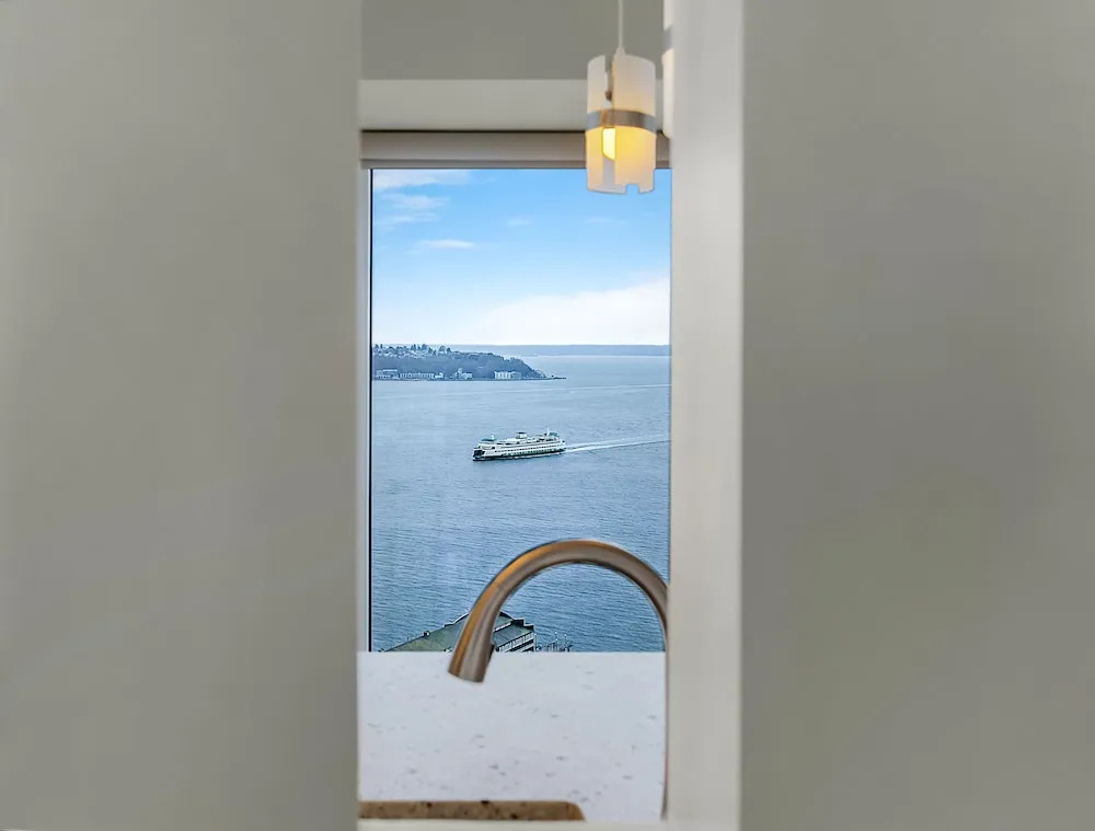 Newmark Bayview Luxury Suite