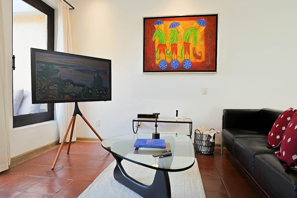 Angelic 2BR Nest - Pool & Hot Tub - Gated Village