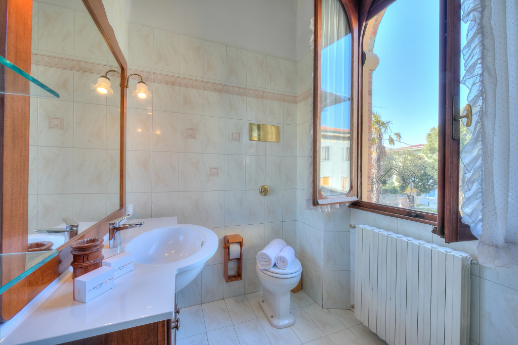 Villa Barbara - Lake Garda Villa with Pool & Views