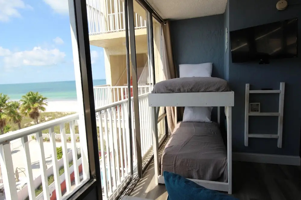 Cozy 5th Floor Waterview Condo