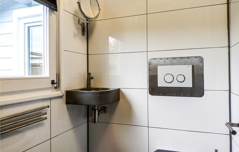 2 Bedroom Awesome Home In Heinkenszand