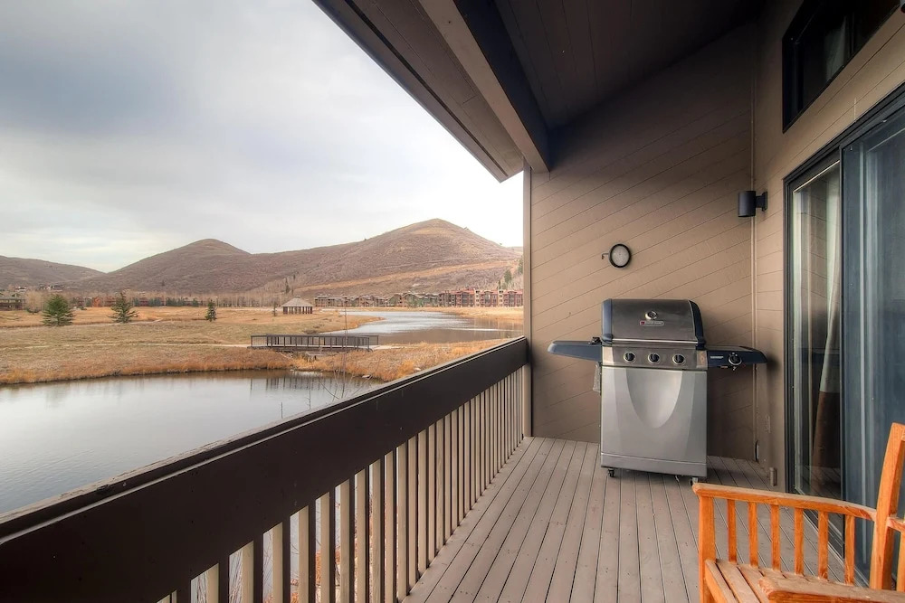 LAKESIDE 1629 townhouse