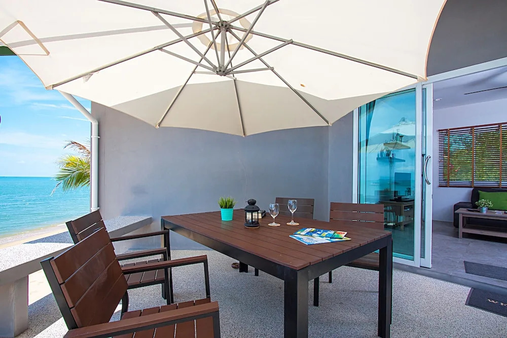 Interstellar Beachfront Villa B