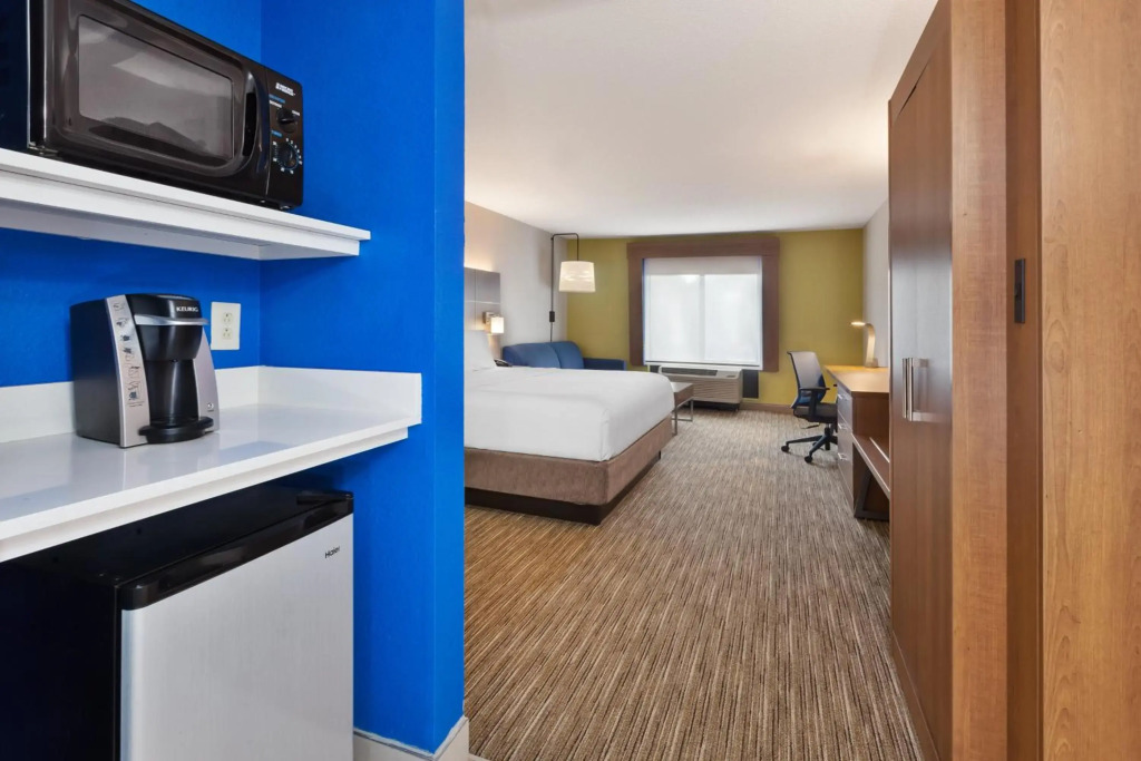 Holiday Inn Express & Suites Chesapeake by IHG