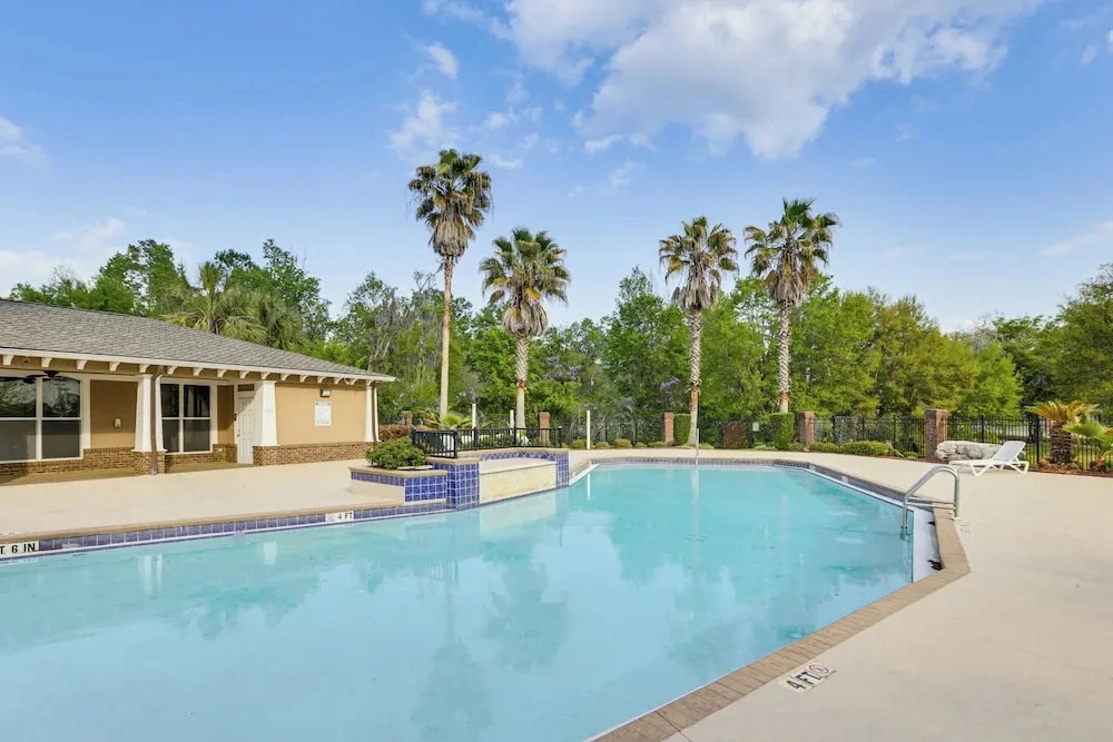 3 Mi to Fsu! Pet-friendly Townhome w/ Pool Access