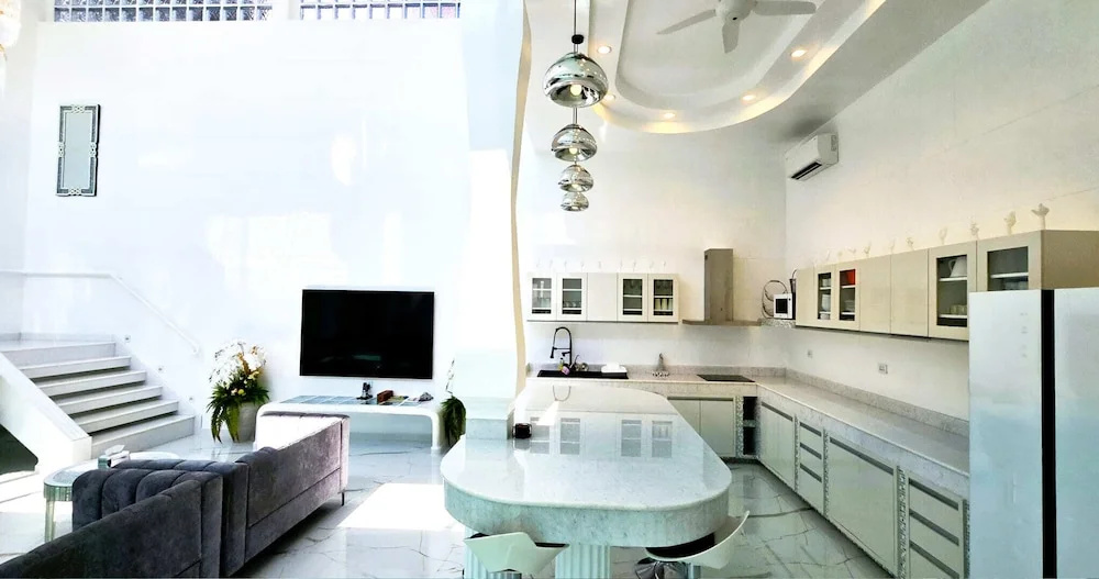 STARLAND Luxury Pool Villa Pattaya Walking Street