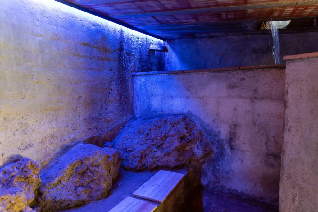 Podere Acqua Calda is an old stone farmhouse, recently renovated, located within walking distance fr-Podere Acqua Calda