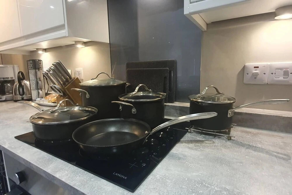 1braptmt W/king BED 4guests Embankmnt Parkg Wifi