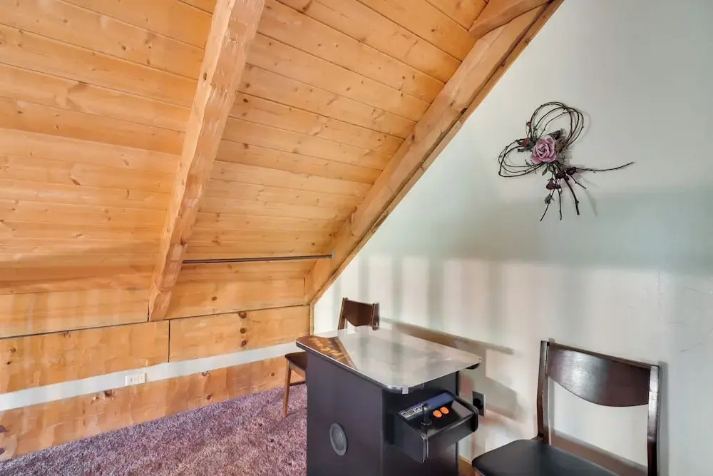 Gatlinburg Cabin with Pool Table about 6 Mi to Downtown!