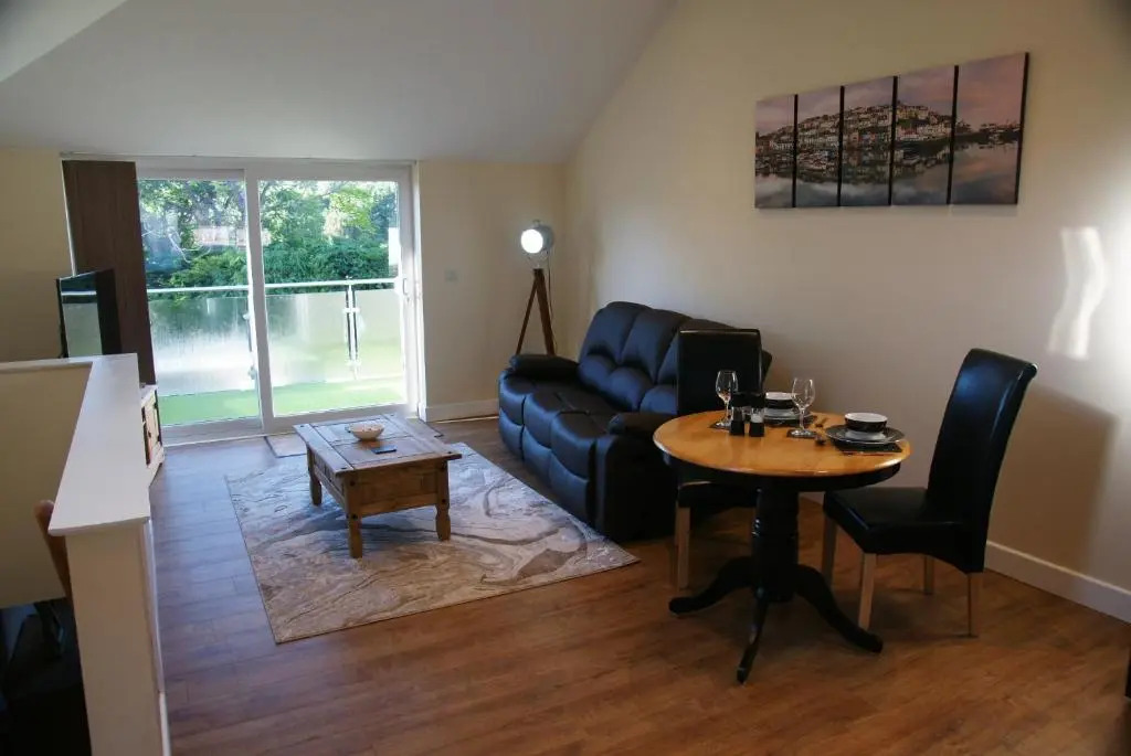 Modern Self-Contained Annex 10 min walk to beach