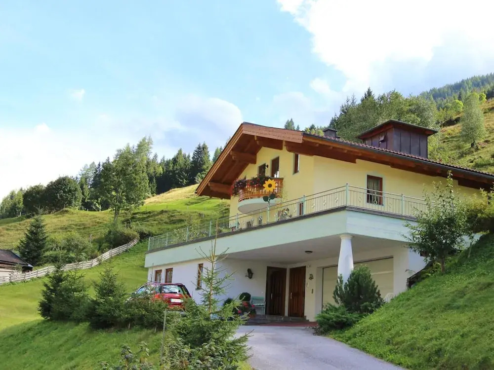 Sunlit Apartment near Ski Area in Hüttschlag
