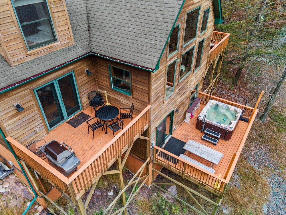 Fam-friendly Cabin Mins 2 Beach Ski w Hot Tub