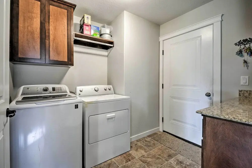 Cozy Home w/ Yard ~ 3 Mi to Downtown Medford!