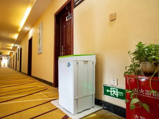 Xinzheng Black Panther Business Hotel (Golden Avenue Black Panther Logistics Park)