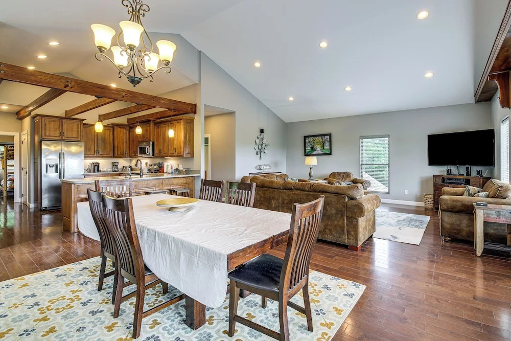Hot Tub & Game Room! Group-ready Smokies Cabin