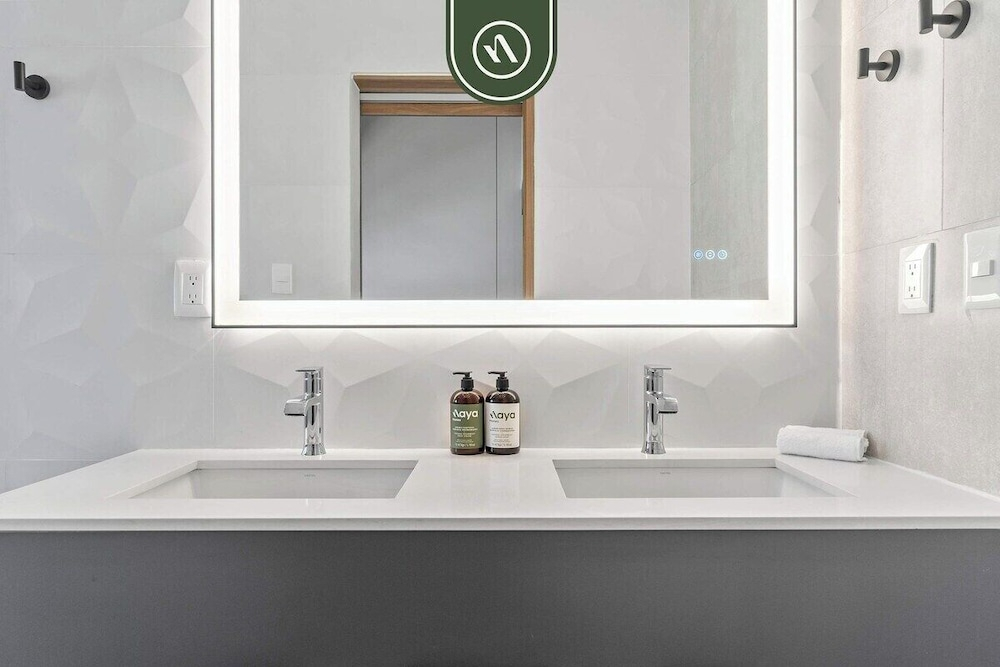 Restored Historic 2 BR Condo in Downtown - Pool