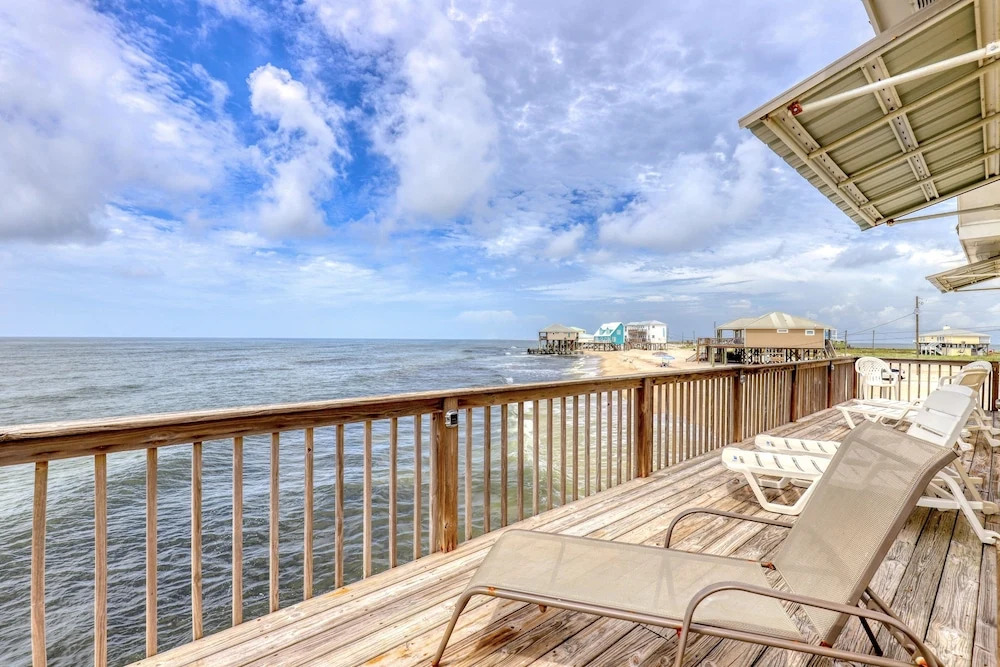 Villa Delphinus - Beachfront! And Pet Friendly! Feel The Ocean Breezed And Hear The Waves Lapping Right At Your Doorstep! 3 Bedroom Home by RedAwning