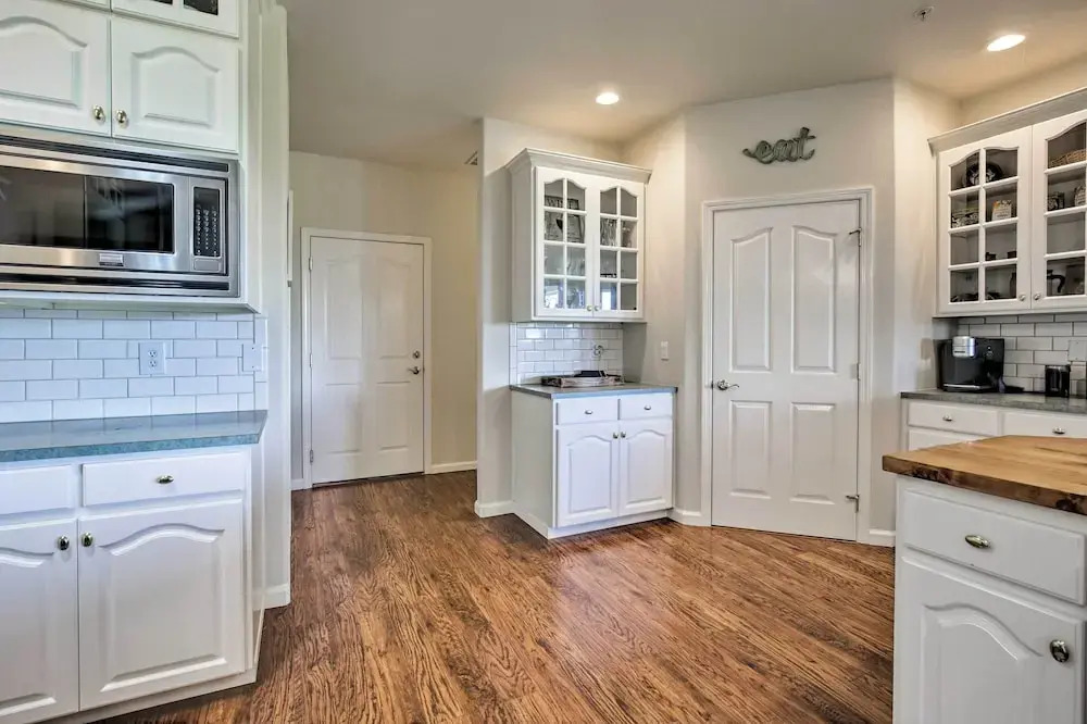 Mcminnville Wine Country Home w/ Hot Tub + Deck