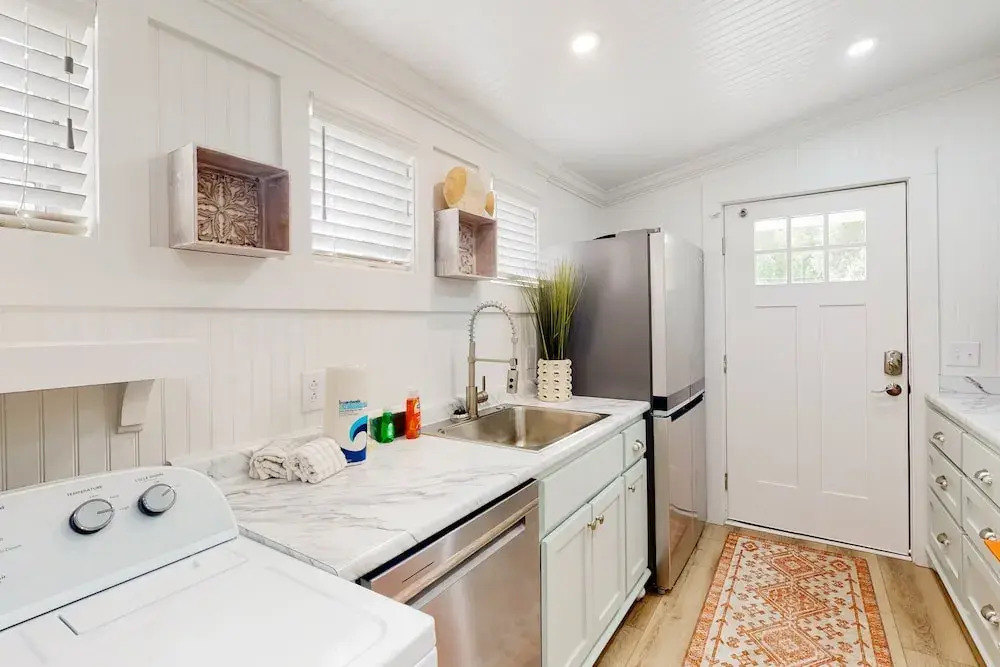 Cozy Cottage Near Beach/bars/dining With Enclosed Yard, AC, & W/D