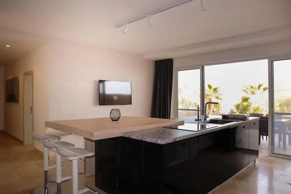 Comfortable Home With hot tub and Communal Pool
