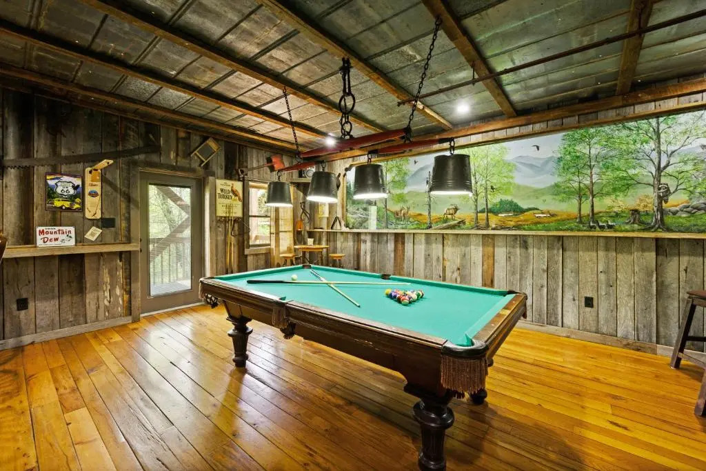 A Wolf's Den Gatlinburg