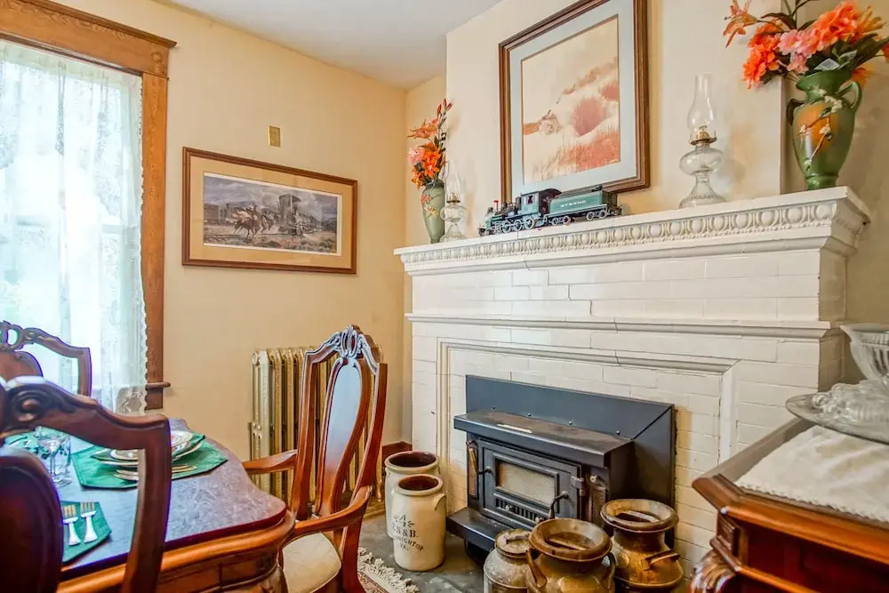 5 Br: Historic Glaab House in Cass, With AC, Amazing Kitchen, Covered Porches, Historical Landmark