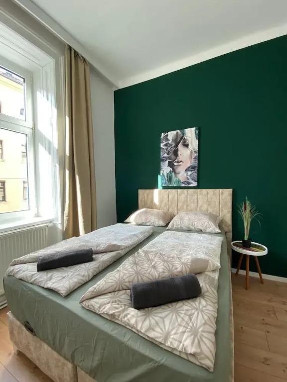 Spacious 8BR Apt with Terrace 16P