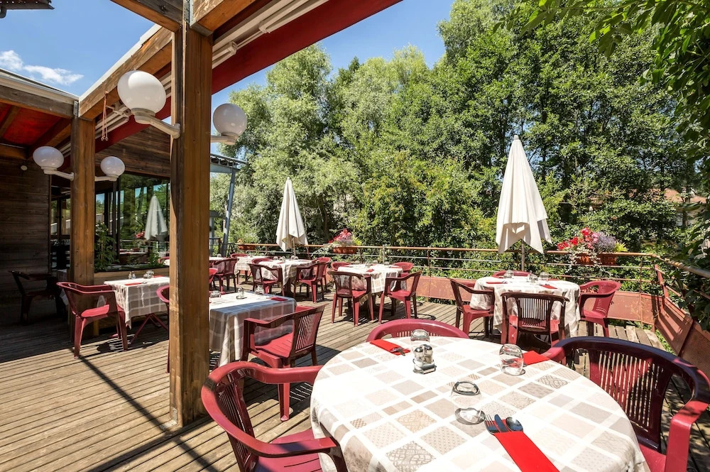 Logis Hotel Restaurant Auberge Les Rives de lArzon