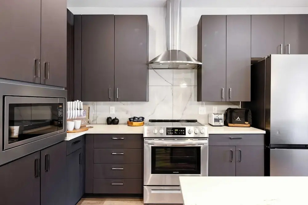 Sleeps 24 4 Modern Midtown Apartments w/ Gym + Pool Walkable to Shops & Eats