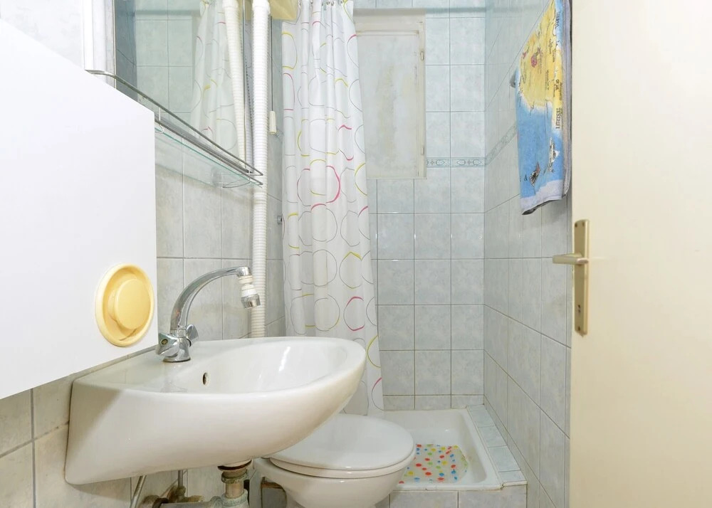A - Large apt With big Terrace, Next to the Beach